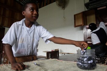 Por el desplazamiento forzado y el confinamiento, los estudiantes de Chocó han tenido que abandonar su formación. Foto: Colprensa.