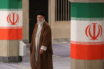 El líder supremo del régimen de Irán, el Ayatollah Ali Khamenei (REUTERS/ARCHIVO)