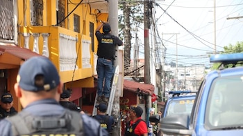 Policía de Guatemala retira cámaras de videovigilancia ilegales instaladas por las pandillas