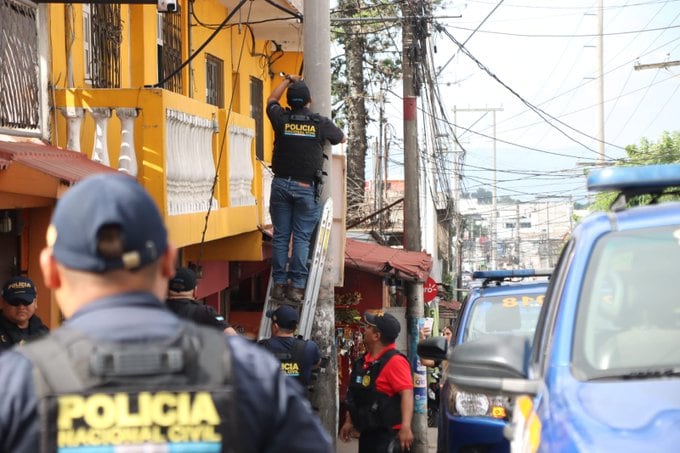 Policía de Guatemala retira cámaras de videovigilancia ilegales instaladas por las pandillas