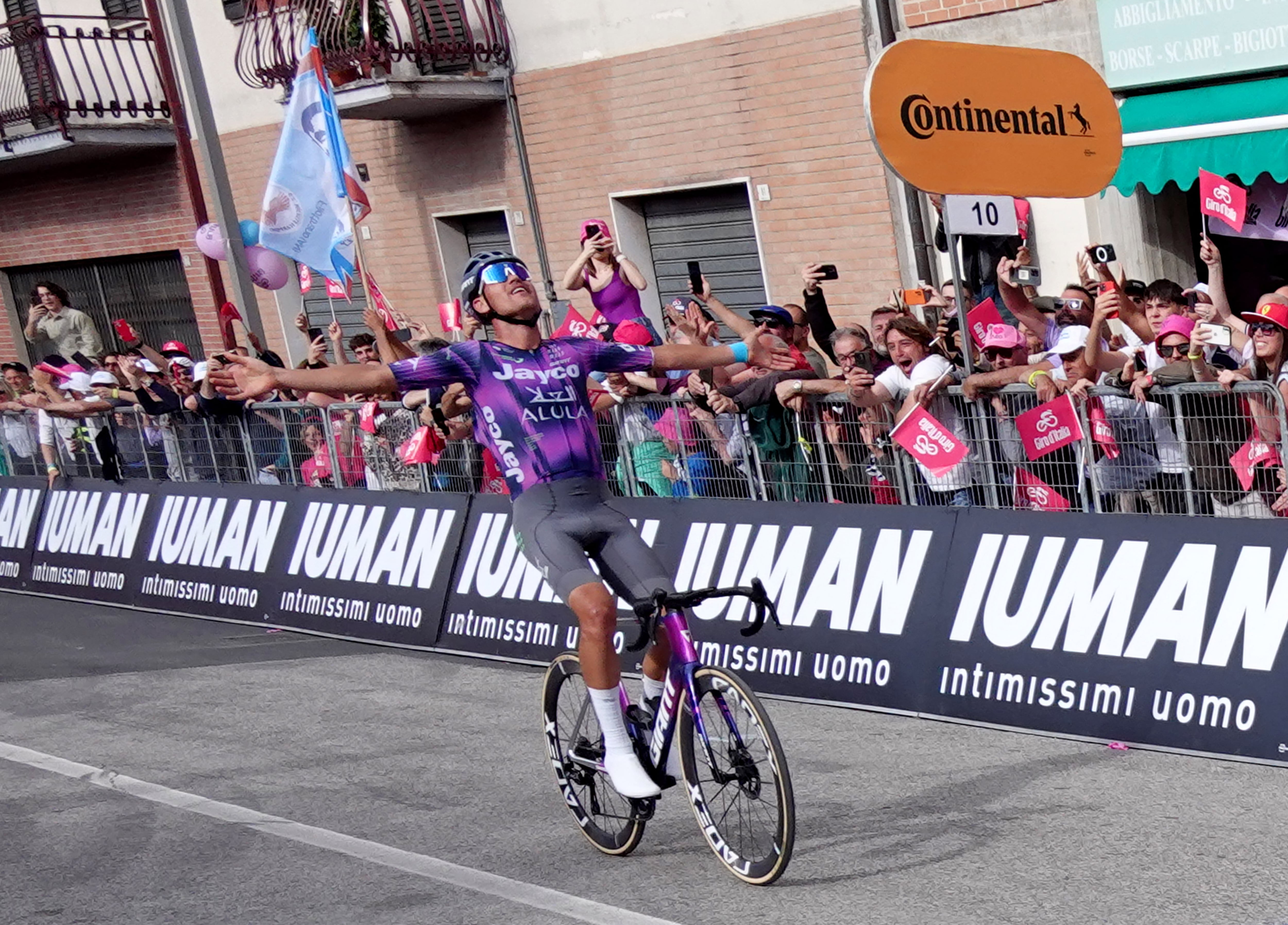 Luke Plapp celebrando el triunfo de la etapa-crédito Jennifer Lorenzini/REUTERS