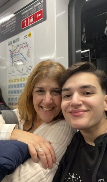 Agustín junto a su mamá.