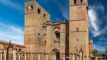 Esta es la única capital de provincia que tiene su catedral en un pueblo a 70 kilómetros: un templo del siglo XII con 304 caras esculpidas en el techo