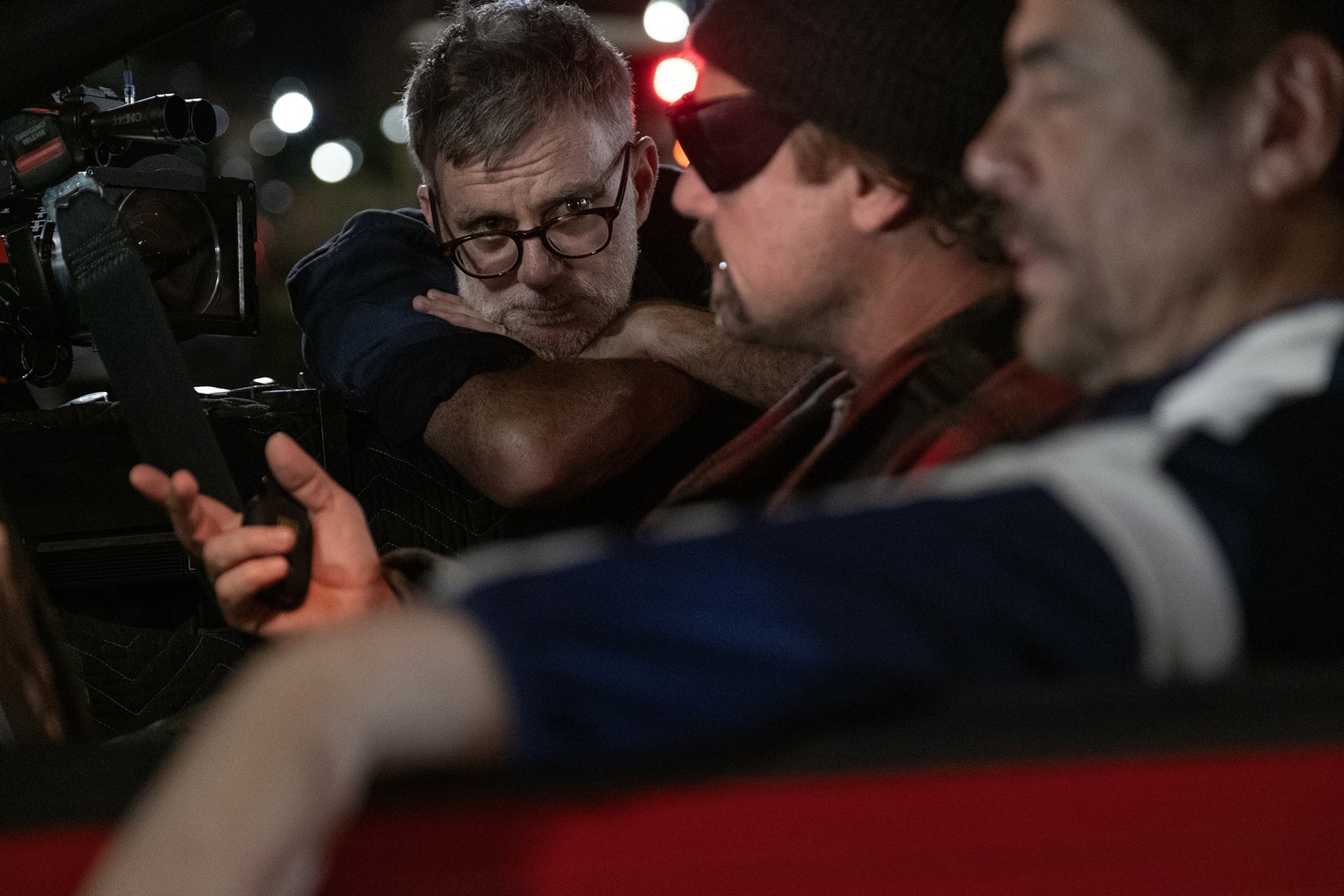 Paul Thomas Anderson junto a Leonardo Di Caprio y Benicio del Toro durante el rodaje de