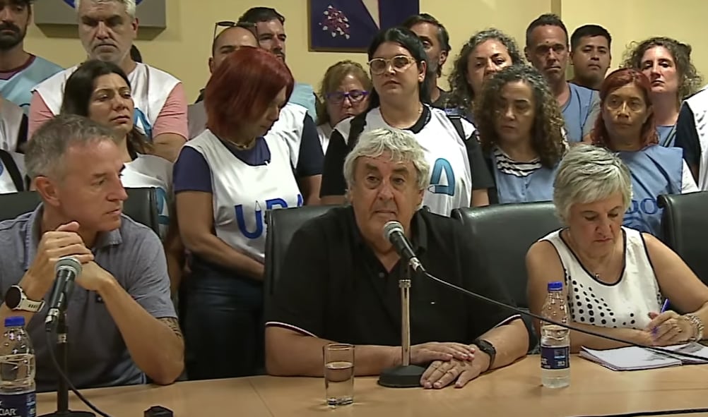 Jorge Sola (a la izquierda) dijo que “la única manera de ser rebelde ante la pobreza es tener educación”