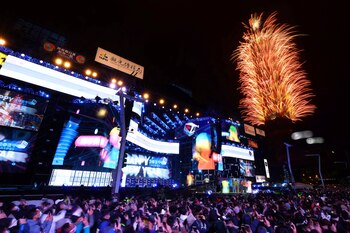 Una multitud celebró el Año Nuevo en Taiwán, mientras muchos países suspendieron los festejos para evitar grandes aglomeraciones (REUTERS/Ann Wang)