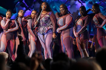 Al mismo tiempo que sacaba