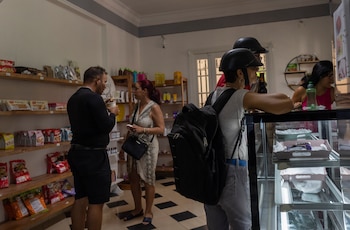 Varias personas compran en una tienda de comestibles privada en La Habana (AP Foto/Ramón Espinosa/Archivo)