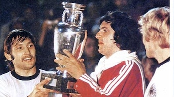 Panenka (el único con la camiseta de Checoslovaquia) levanta la Eurocopa junto a sus compañeros (SPORT)