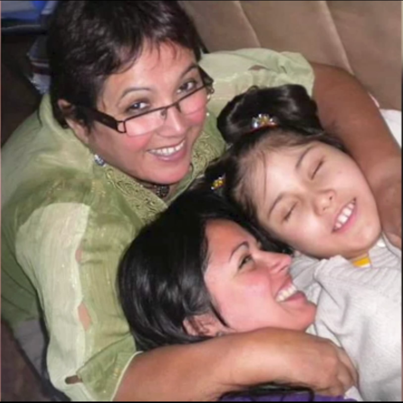Rosario Barrera junto a sus hijas (Captura Subrayado/Canal 10)