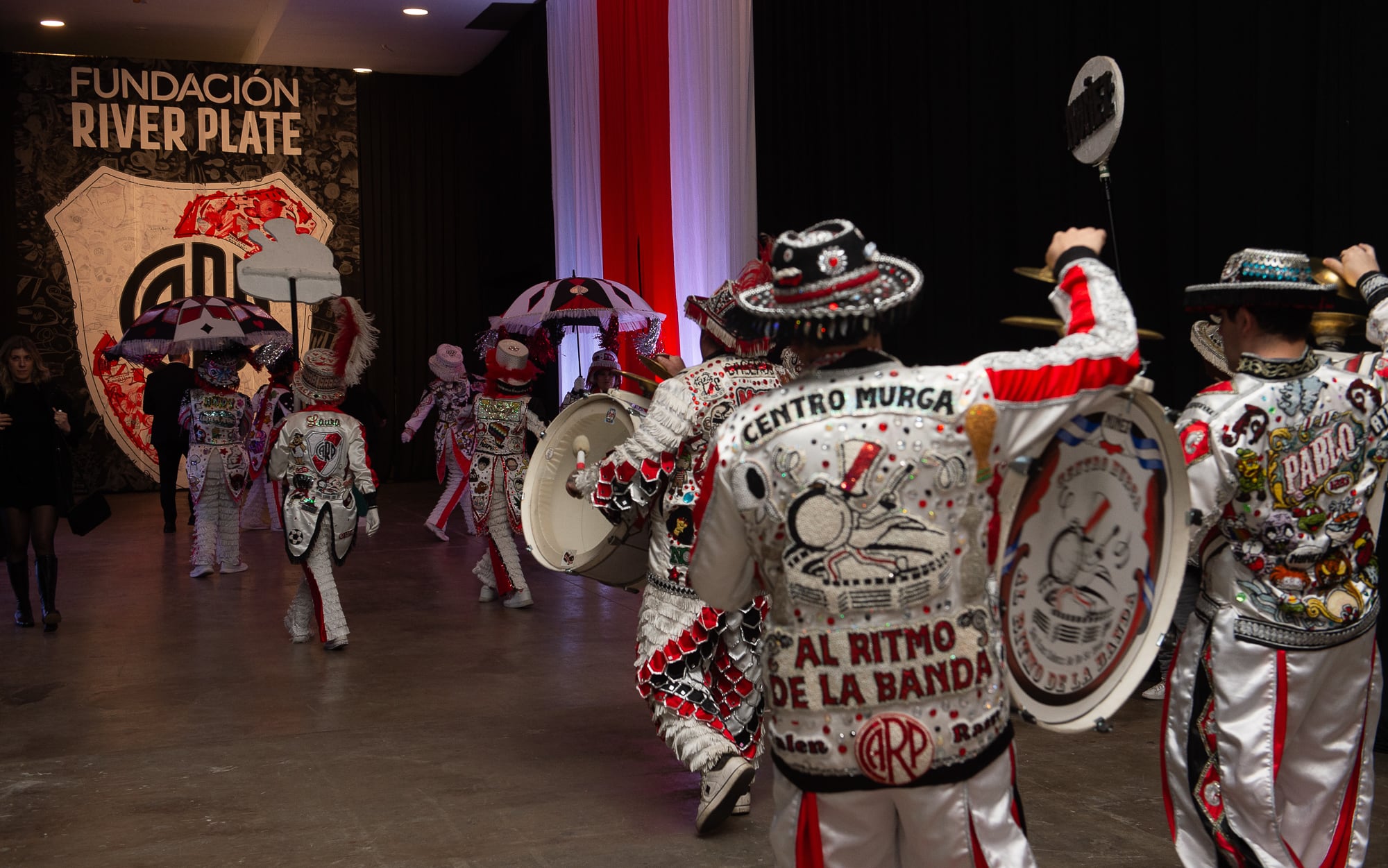 La murga de River Plate le puso color a la noche