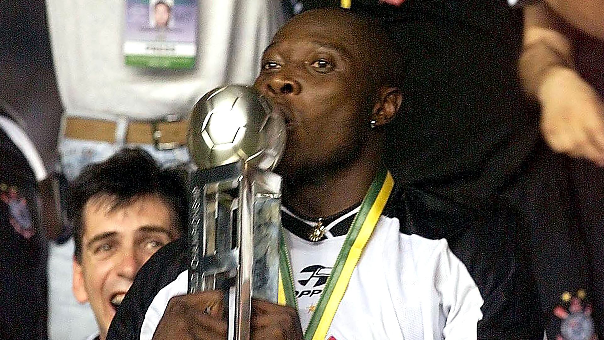 Freddy Rincón besa el trofeo del Mundial de Clubes conseguido en 2000 con el Corinthians - crédito VANDERLEI ALMEIDA / AFP