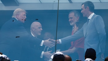 Así ha sido el saludo entre Trump y Pedro Sánchez junto a Felipe VI: “Más allá de la discrepancia que podamos tener”