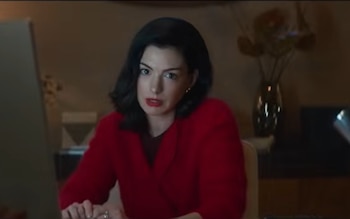 La historia sigue la vida de una escritora que se introduce en la vida del personaje de Anne Hathaway