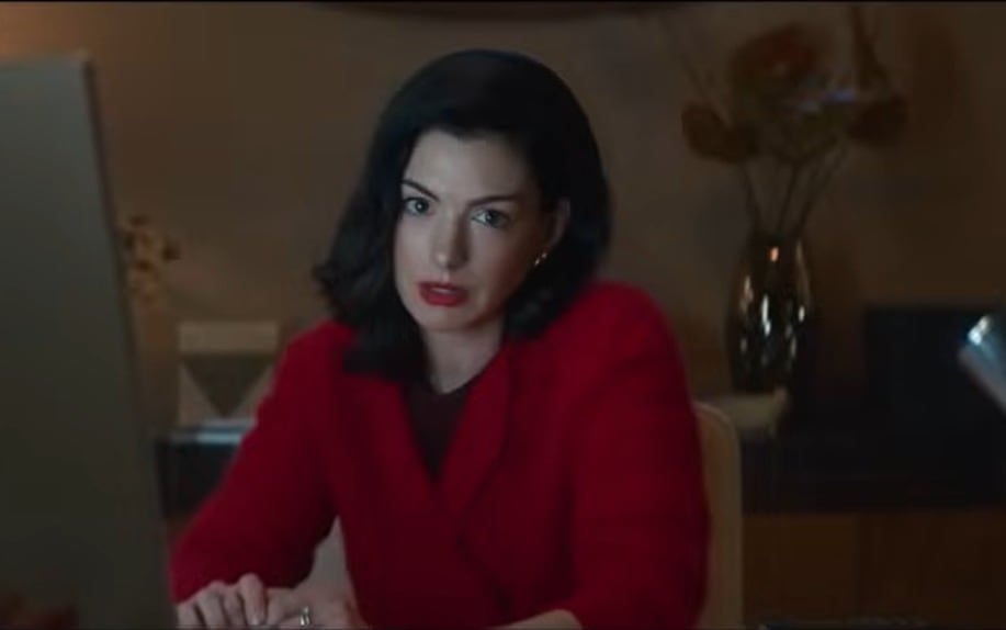 La historia sigue la vida de una escritora que se introduce en la vida del personaje de Anne Hathaway