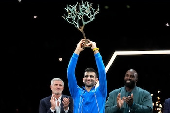 Djokovic sostiene el trofeo de
