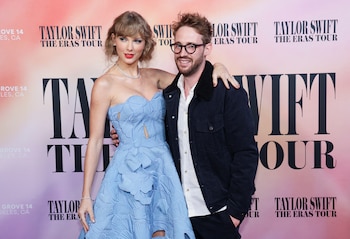 La cantante junto al director