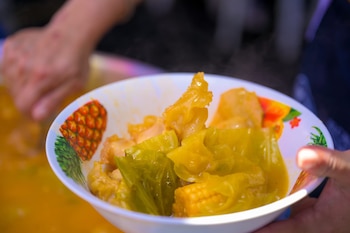 La jornada del 15 de agosto destacó la preparación tradicional de la sopa de pata, un platillo que combina patas de res, callos y verduras frescas como yuca, güisquil, elote y plátano. (Foto cortesía Alcaldía de San Salvador)