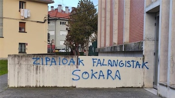 Realizan pintadas amenazantes en Araia