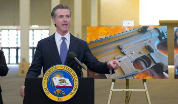 El gobernador de California Gavin Newsom se reúne con la prensa en DelMar Fairgrounds el 18 de febrero del 2022 en Del Mar, California, donde anunció su respaldo a una legislación en el estado que les permitiría a los ciudadanos privados demandan a los fabricantes de armas para impedirles qu eproduzcan fusiles automaticos. (Nelvin C. Cepeda/The San Diego Union-Tribune via AP)