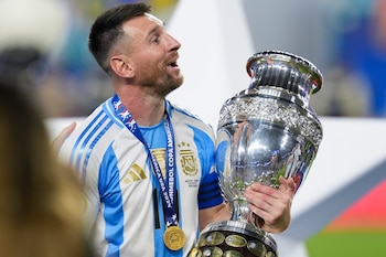 Messi con la Copa América en sus manos (AP Foto/Rebecca Blackwell)