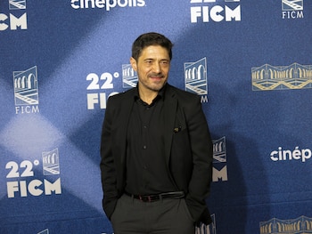 El actor Héctor Kotsifakis llega a la alfombra roja de la película "Pedro Páramo" en el Festival Internacional de Cine de Morelia, el sábado 19 de octubre de 2024, en Morelia, México. (Foto AP/Berenice Bautista)