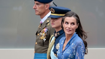 El discreto look de la reina Letizia en el Día de las Fuerzas Armadas para ceder el protagonismo a la princesa Leonor: recicla un vestido azul de flores