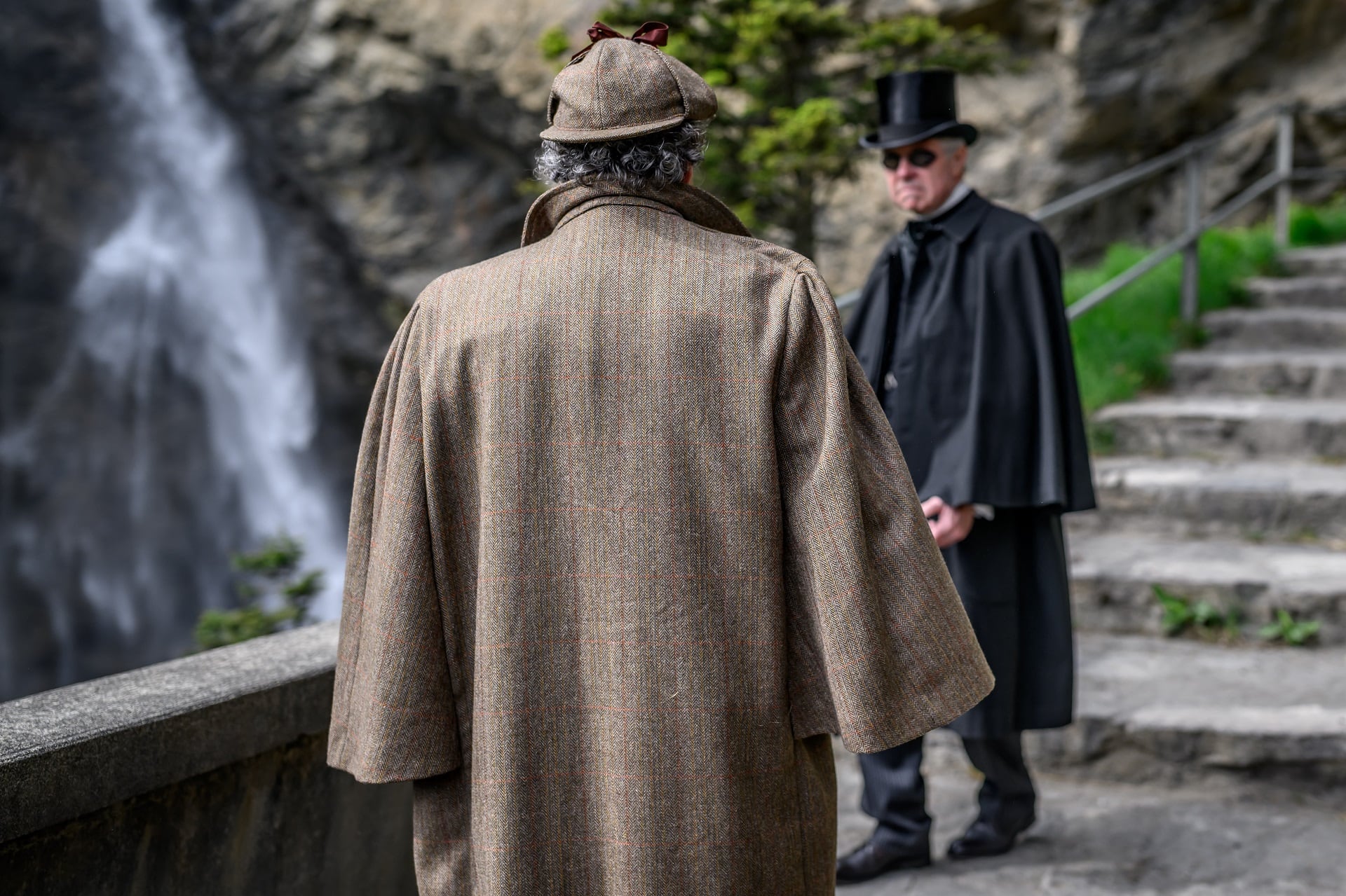 El abogado británico Peter Horrocks (R), vestido como el señor del crimen Profesor Moriarty, y el autor británico de libros sobre automovilismo Philip Porter, vestido como Sherlock Holmes, recrean su famoso duelo durante una visita de miembros de la Sociedad Sherlock Holmes de Londres (Foto: Fabrice COFFRINI / AFP)