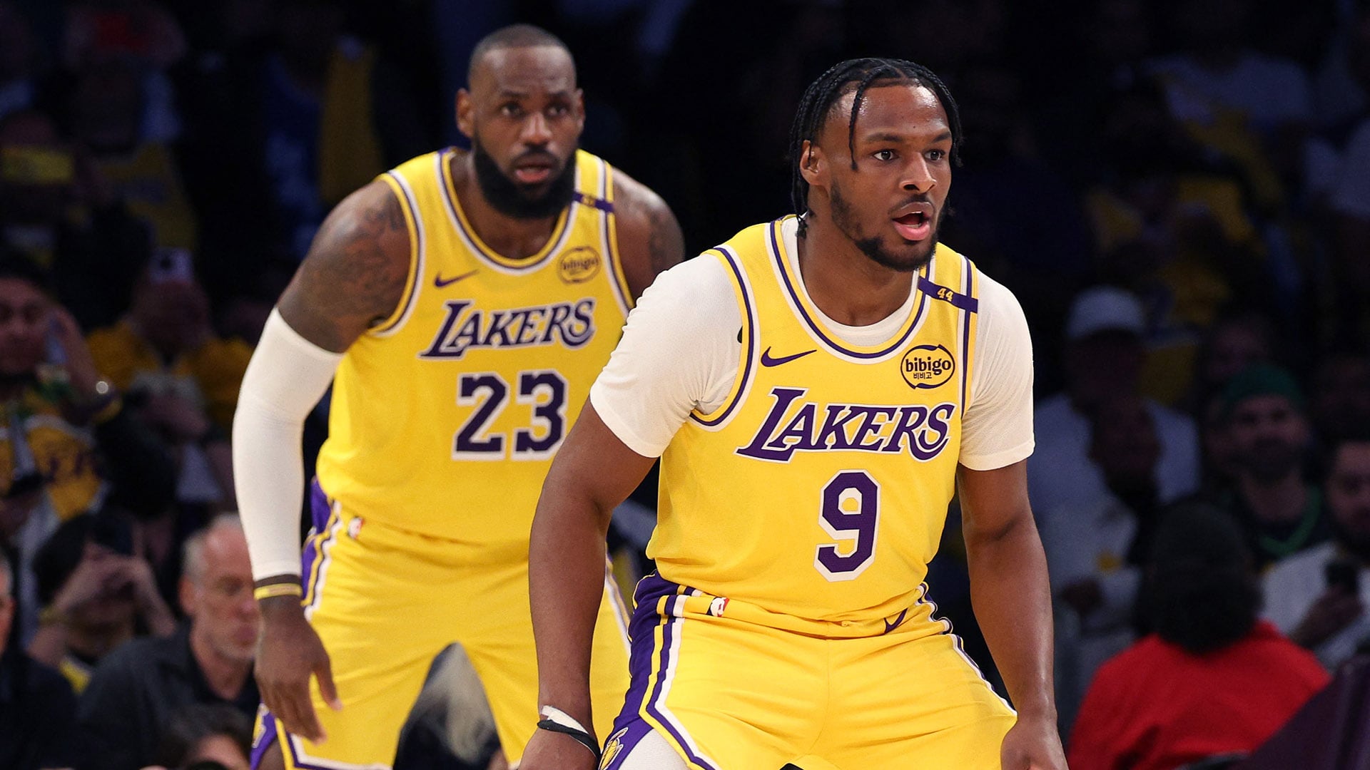LeBron destaca la importancia de guiar a Bronny en la vida profesional, transmitiéndole el valor del compromiso y la ética del baloncesto (AFP)