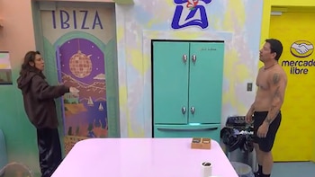 Cynthia Klitbo pierde la paciencia y explota contra Yahir por platicar en la cocina: “Se escucha hasta mi cuarto”