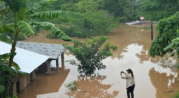 Autoridades documentaron el nivel del agua tras el desbordamiento de un río, que dejó viviendas parcialmente sumergidas y obligó a la evacuación de familias en una comunidad afectada por las lluvias intensas en Nicaragua (Cortesía: Petrona Jarquin).