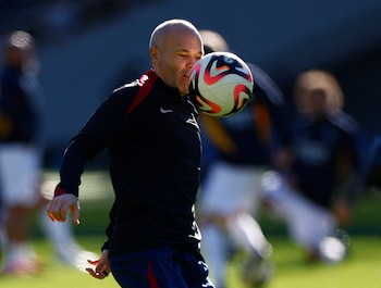 El campeón mundial español Andres Iniesta fundó su propia bodega en su pueblo natal, impulsando etiquetas reconocidas bajo la Denominación de Origen Manchuela (REUTERS/Issei Kato)