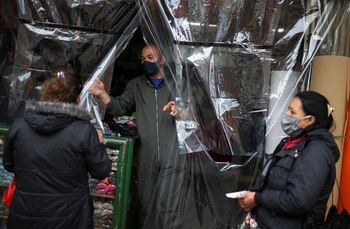 Un comerciante con una máscara