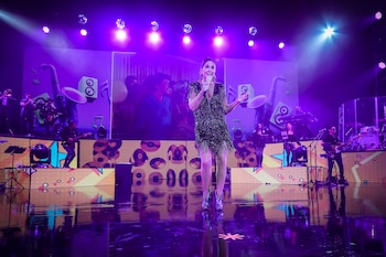 Una banda de músicos, luces láser y proyecciones audiovisuales de distintos momentos de su carrera acompañaron a Lucero (Ocesa: José Jorge Carreón)