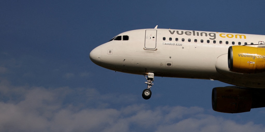 Un avión de Vueling rumbo a Milán aterriza de emergencia en Barcelona tras chocar con aves y sufrir un incendio en un motor