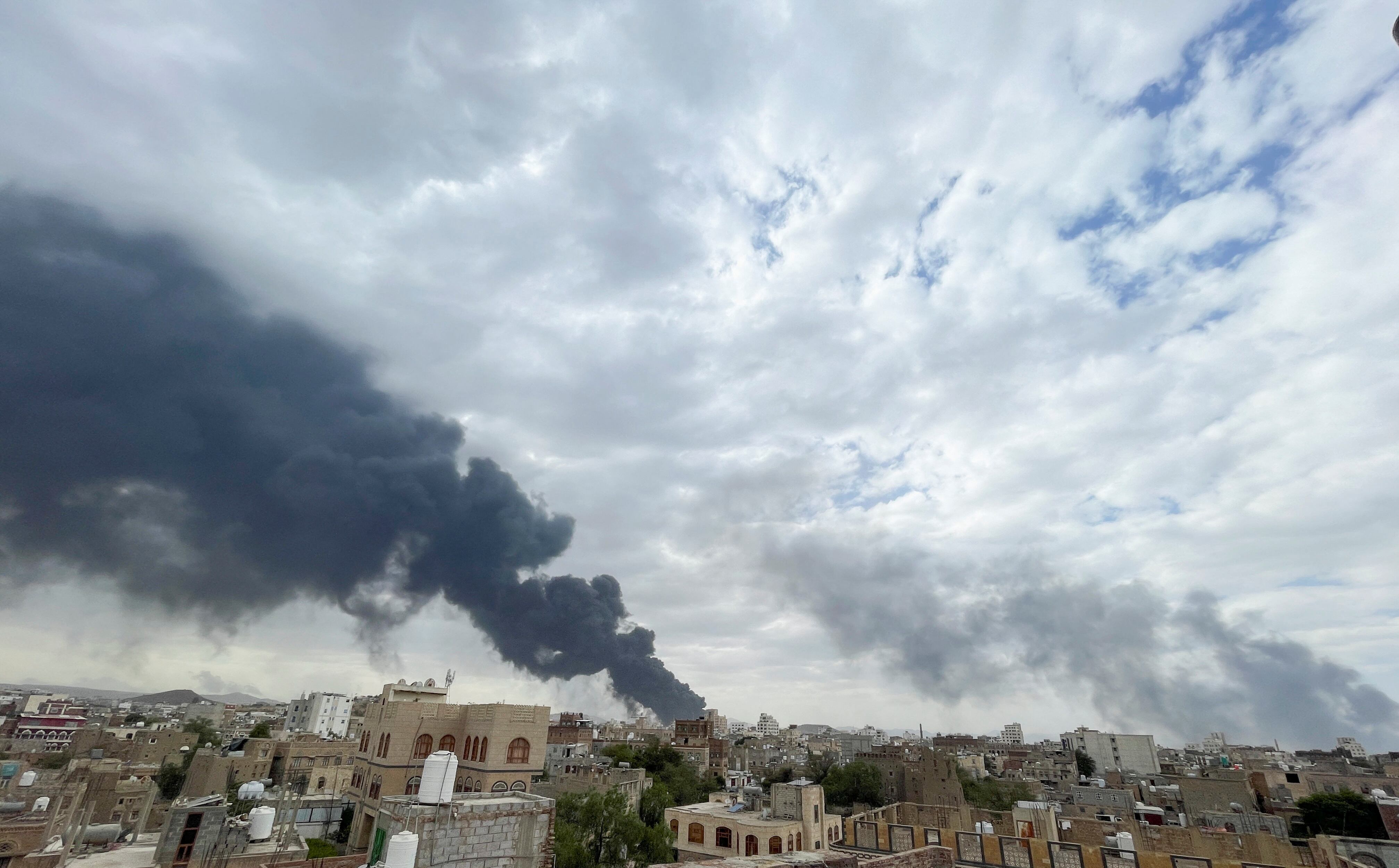 Arabia Saudita bombardeó una ciudad controlada por los hutíes en Yemen tras los ataques de los rebeldes y se expande la guerra en Medio Oriente - Infobae