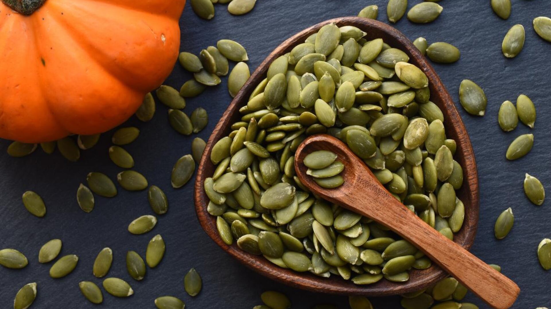 Las semillas de calabaza proporcionan minerales clave como magnesio, zinc y hierro, esenciales para la inmunidad y la producción de energía (Granos y semillas)