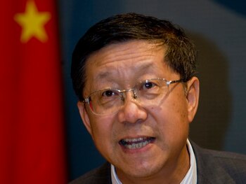 Tang Shuangning, entonces presidente de China Everbright Group y Everbright Securities Co., habla con reporteros tras la salida a bolsa de Everbright Securities, el 18 de agosto de 2009. (Chinatopix vía AP, archivo)