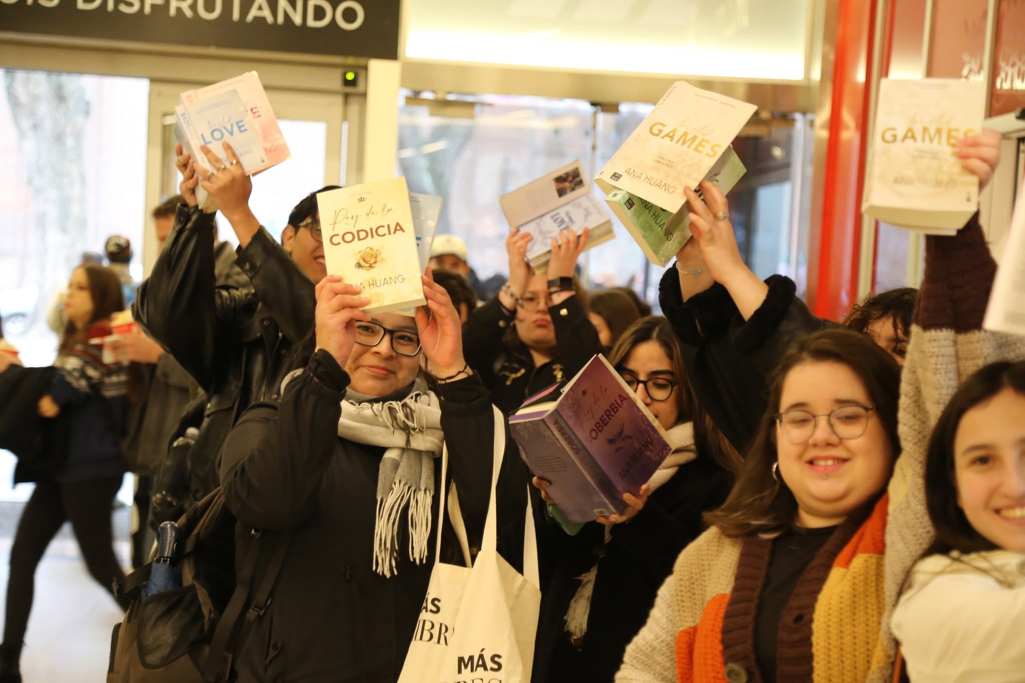 La autora dedicó tiempo a cada lector durante la firma masiva realizada en Buenos Aires - (Gentileza de Editorial Planeta)
