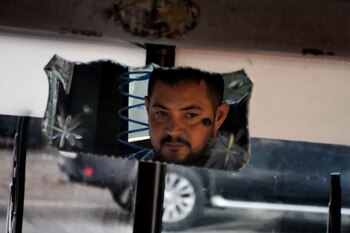 Leandro Fernández mira por el