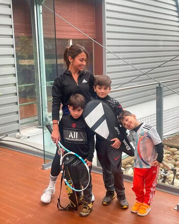 Antonela Roccuzzo y los chicos en clase de tenis