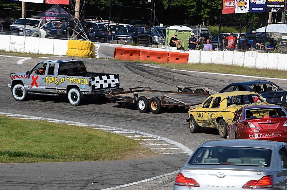 La King of the Hill Trailer Race consiste en alcanzar una camioneta con remolque y subir el auto a la plataforma sin que el vehículo deje de circular por la pista (Hudson Speedway).