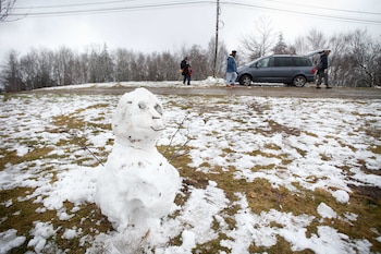 Varias personas pasean por la