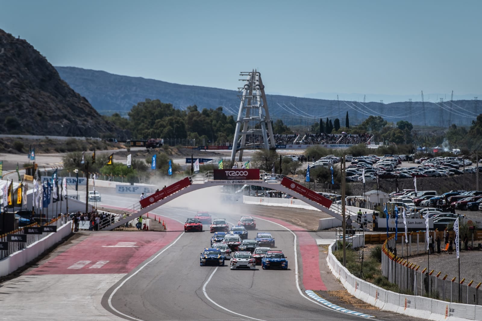 La competencia incluyó el regreso de la largada detenida, lo que aportó un atractivo adicional y generó expectativa entre los asistentes (Prensa: TC2000)