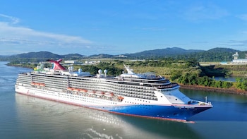 Carnival Miracle abre una temporada con más de 220 cruceros previstos por el Canal de Panamá