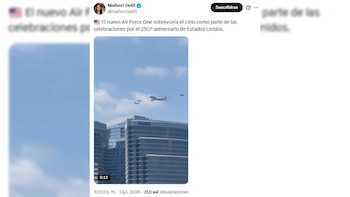 Un avión grande con tres aviones pequeños en vuelo sobre un rascacielos moderno con el nombre Deloitte, bajo un cielo azul con nubes dispersas