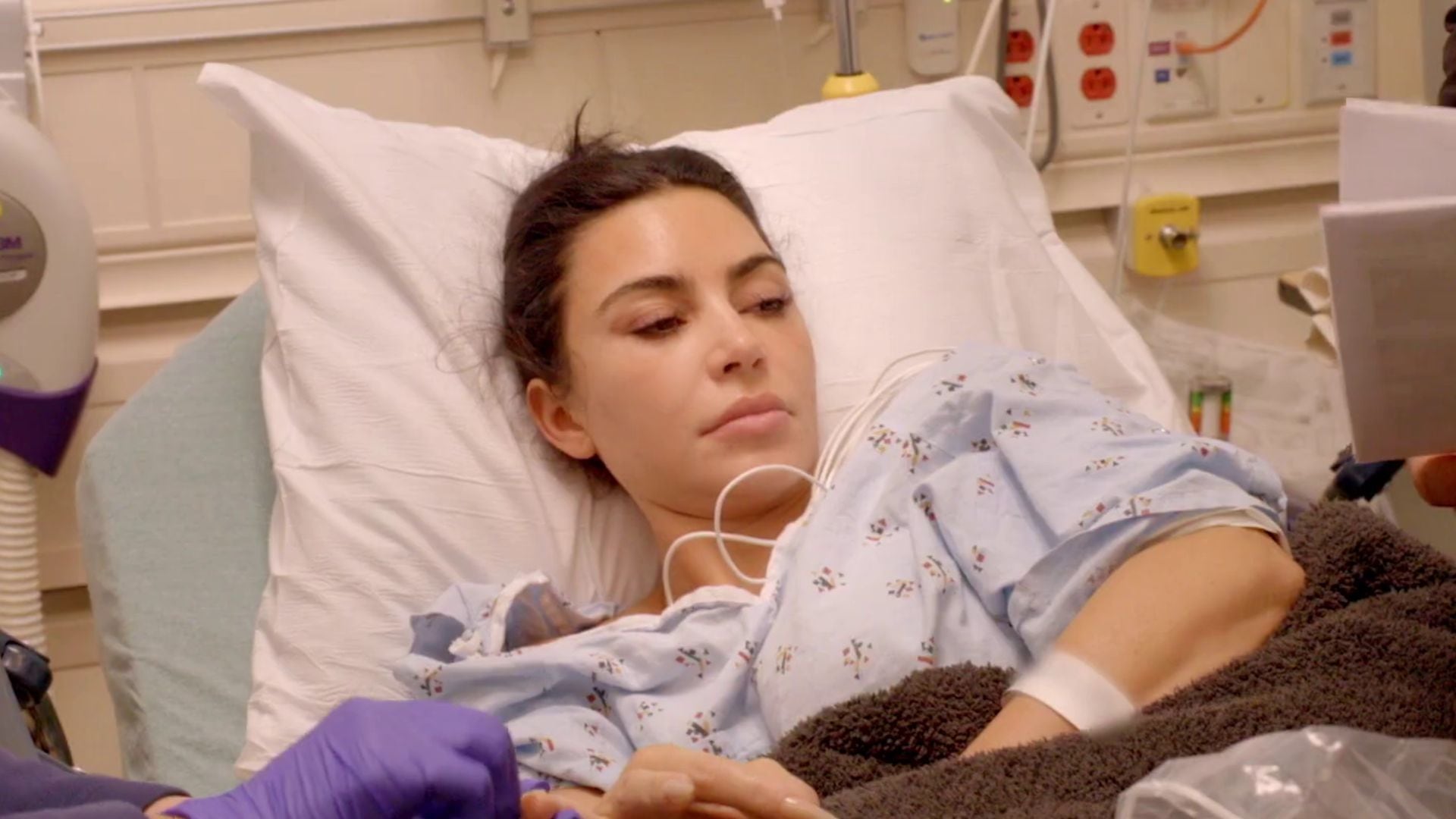 Las imágenes del programa muestran a Kim Kardashian en una cama de hospital durante el problema de salud que sufrió (Captura de video)