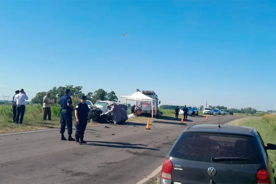 Bomberos Voluntarios y equipos de emergencia trabajaron en el lugar para asistir a las víctimas (Fotos: El Once)