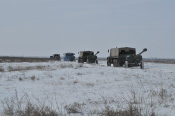 Vehículos blindados transportan obuses (Reuters)
