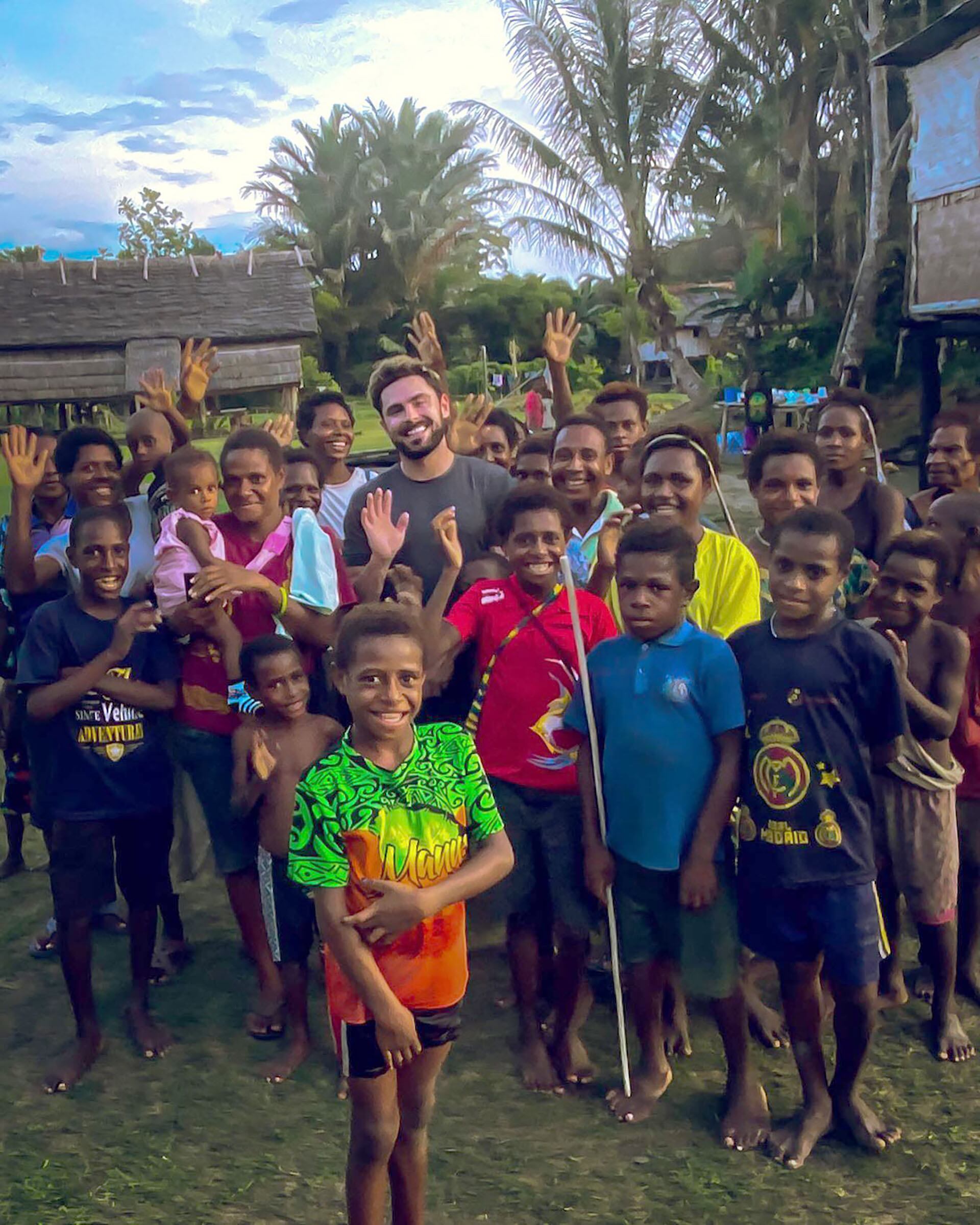 Con una foto desde la selva y un mensaje tranquilo, Zac Efron confirmó en X que había estado enfermo, pero ya estaba en casa (@zacefron)